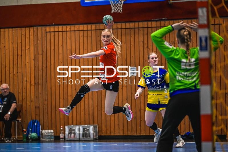 Szene mit Anni Warmboldt (6; TV Hannover-Badenstedt U19) und 13; Buxtehude SV U19