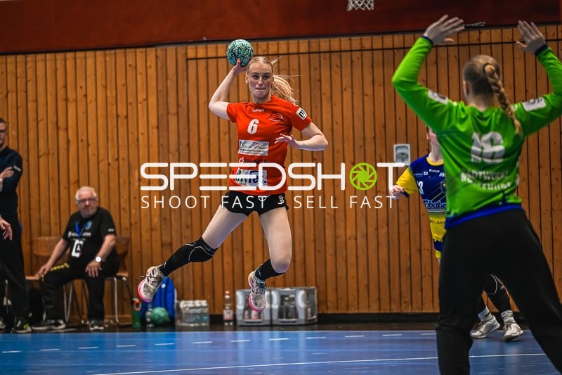 Szene mit Anni Warmboldt (6; TV Hannover-Badenstedt U19) und Lina Steinecke (16; Buxtehude SV U19)