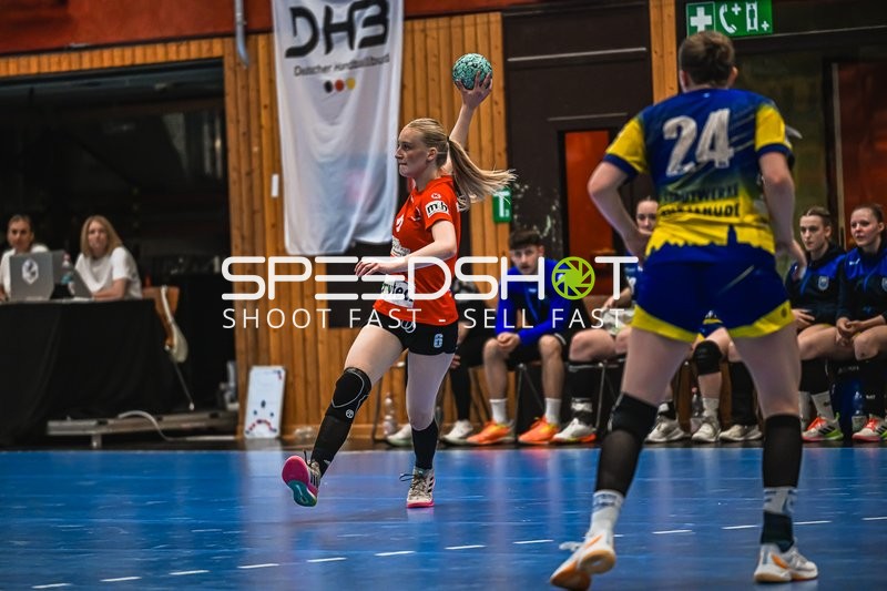 Szene mit Anni Warmboldt (6; TV Hannover-Badenstedt U19) und Enna Lene Oberländer (24; Buxtehude SV U19)
