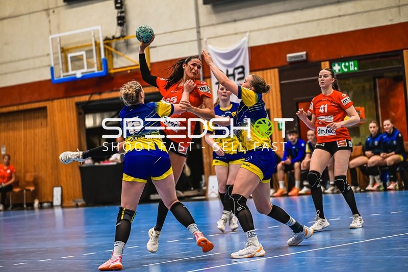 Szene mit Chiara Lavinia Rohr (65; TV Hannover-Badenstedt U19) und Carlotta Fröhlich (5; Buxtehude SV U19)