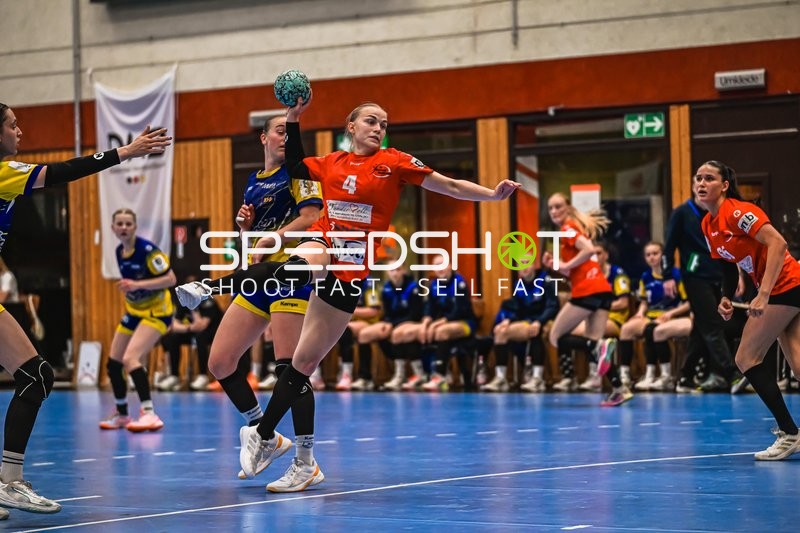 Szene mit Nelli Scharf (4; TV Hannover-Badenstedt U19) und Lolle Ida Schlemminger (8; Buxtehude SV U19)