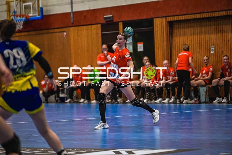 Szene mit Jule-Marie Jördens (41; TV Hannover-Badenstedt U19) und Caja Sophie Sundermann (29; Buxtehude SV U19)