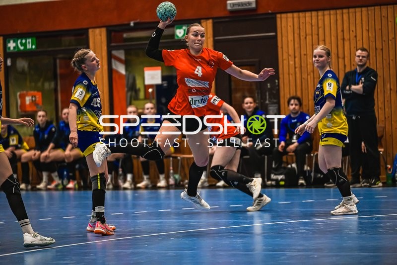 Szene mit Nelli Scharf (4; TV Hannover-Badenstedt U19) und Gegnerinnen