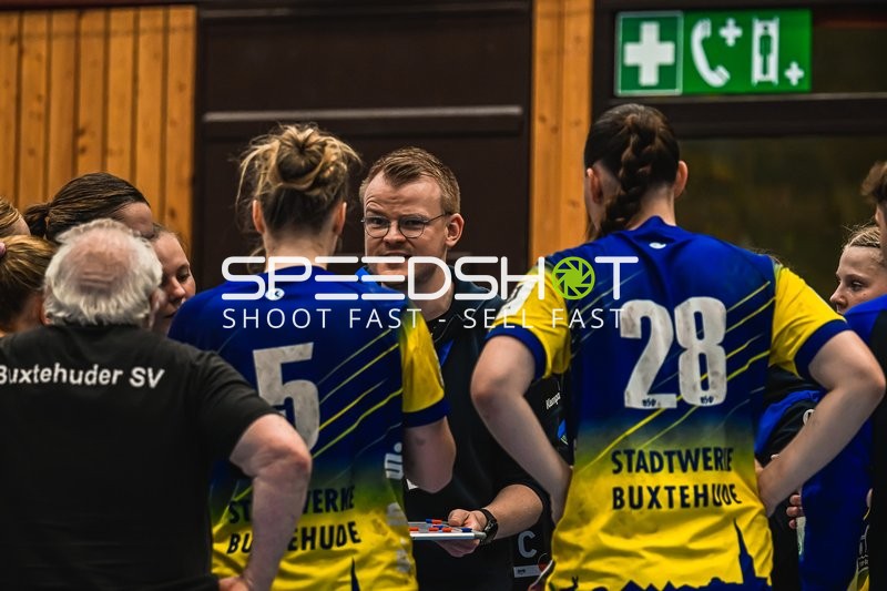 Szene mit Carlotta Fröhlich (5; Buxtehude SV U19) und Tessa Pieperjohanns (28; Buxtehude SV U19)