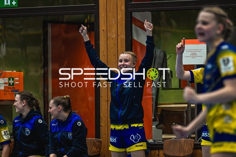 Szene mit 3; Buxtehude SV U19 und Teamkollegen