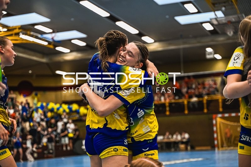 Jubel mit Siri Kuhnert (25; Buxtehude SV U19) und Caja Sophie Sundermann (29; Buxtehude SV U19)