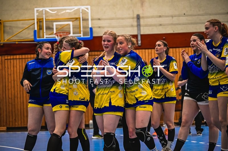 Jubel von Lolle Ida Schlemminger (8; Buxtehude SV U19) und Teamkollegen