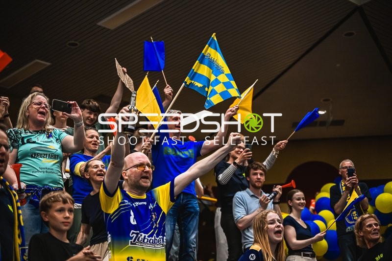 Fans feiern in der Weststadthalle