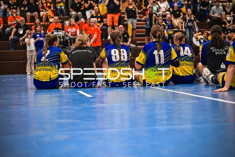 Szene mit Sarah-Lena Roy (2; Buxtehude SV U19) und Teamkollegen