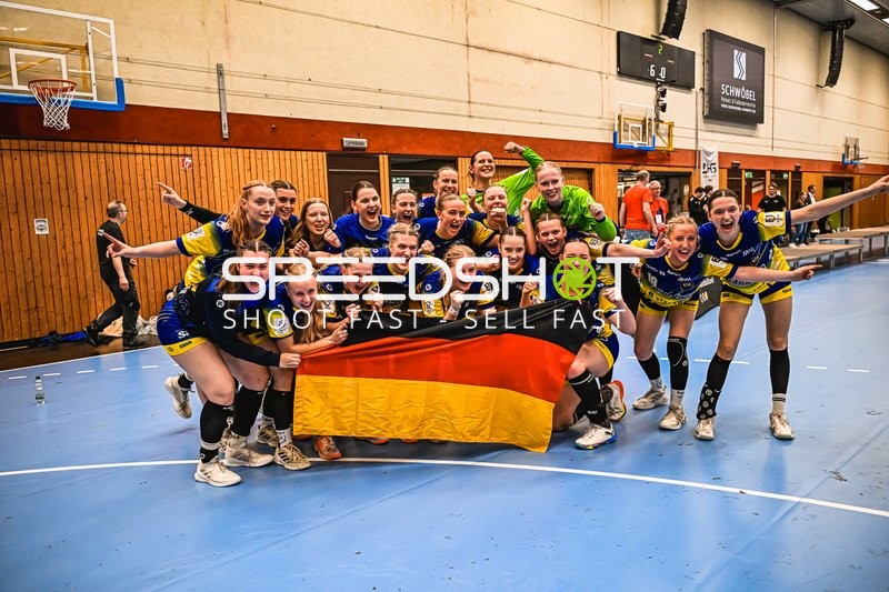Jubel mit Carlotta Behrens (1; Buxtehude SV U19) und Team