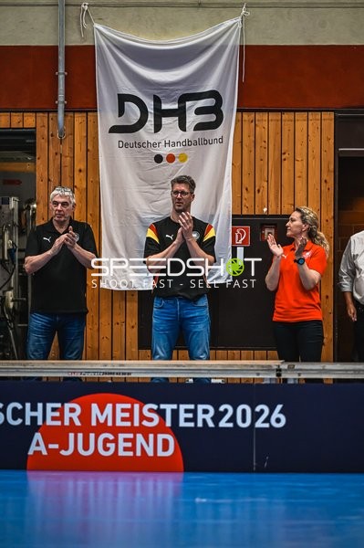 Offizielle applaudieren in Weststadthalle