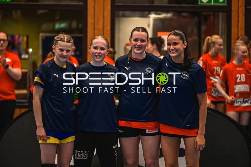 Szene mit Nelli Scharf (4; TV Hannover-Badenstedt U19) und Tessa Pieperjohanns (28; Buxtehude SV U19)