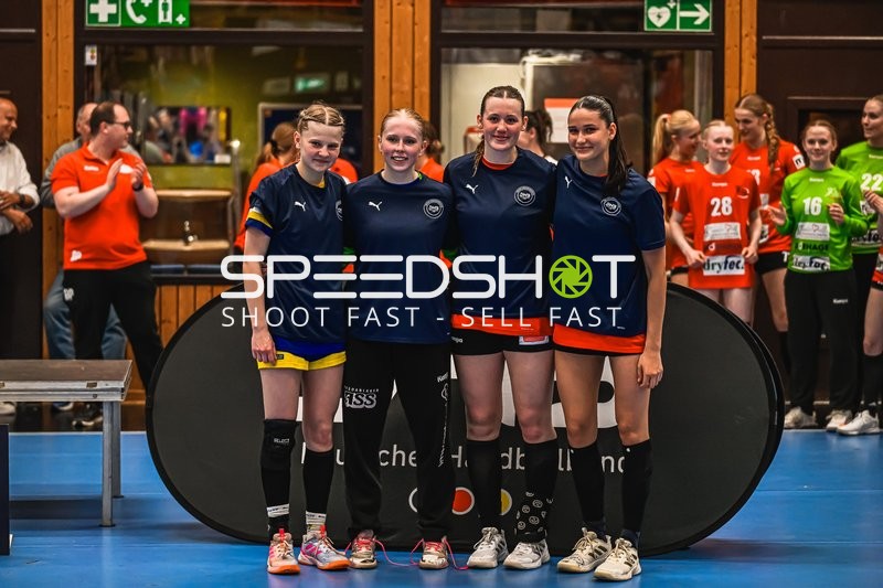 Szene mit Tessa Pieperjohanns (28; Buxtehude SV U19) und Charlotte Schierholz (28; TV Hannover-Badenstedt U19)