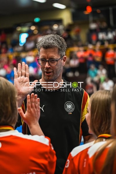 Markus Gaugisch, übergibt medallien an die Teams und die Spielerinnen beim Jugendbundesliga final 4