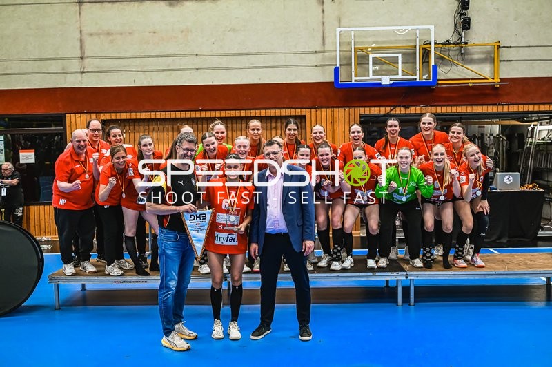 Jubel mit Anni Warmboldt (6; TV Hannover-Badenstedt U19) und Team