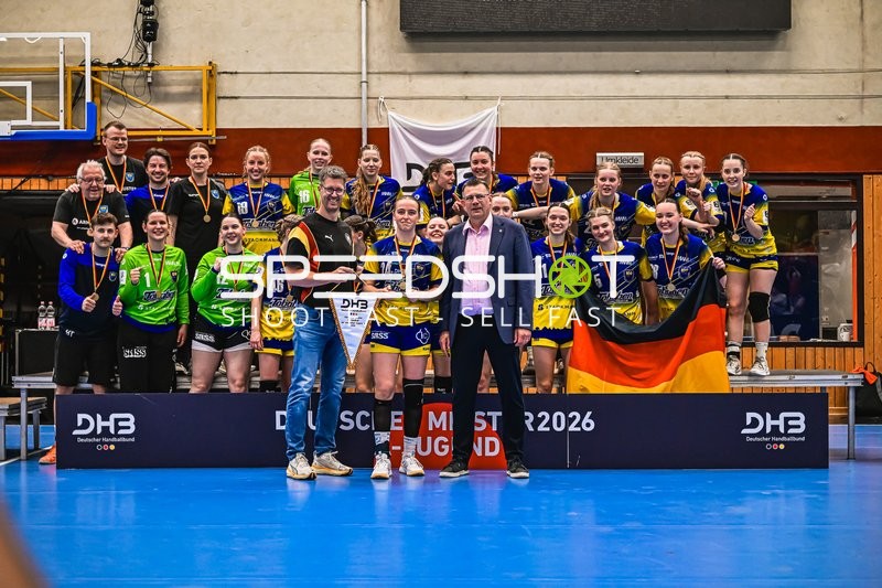 Jubel mit Carlotta Behrens (1; Buxtehude SV U19) und Team