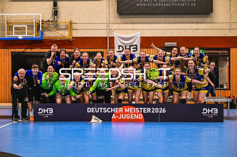 Jubel mit Carlotta Behrens (1; Buxtehude SV U19) und Team