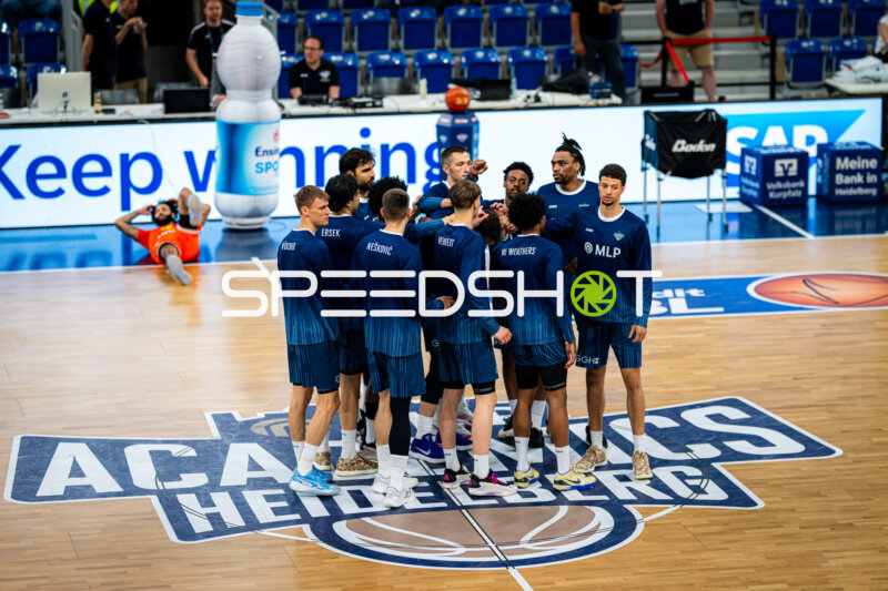 Team von Ryan Mikesell (33; MLP Academics Heidelberg) und Osun Osunniyi (12; MLP Academics Heidelberg) in Heidelberg