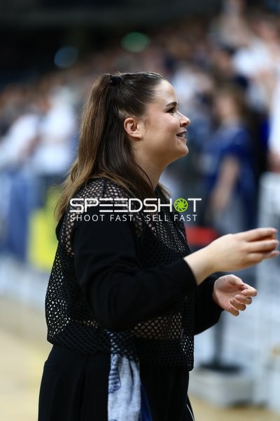 Trainerin von MLP Academics Heidelberg fokussiert
