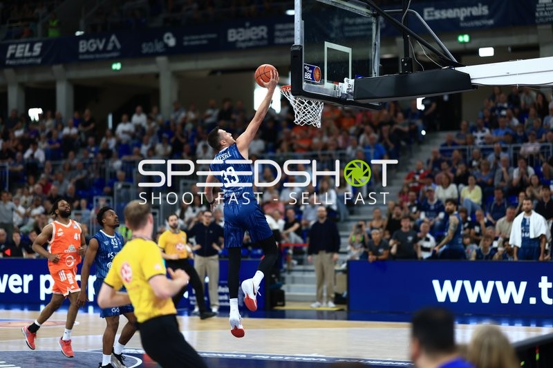Slam Dunk von Ryan Mikesell (33; MLP Academics Heidelberg) in Heidelberg