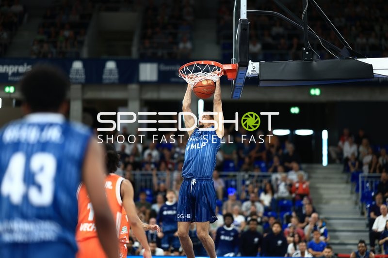 Dunk von Samuell Williamson (10; MLP Academics Heidelberg) in Heidelberg