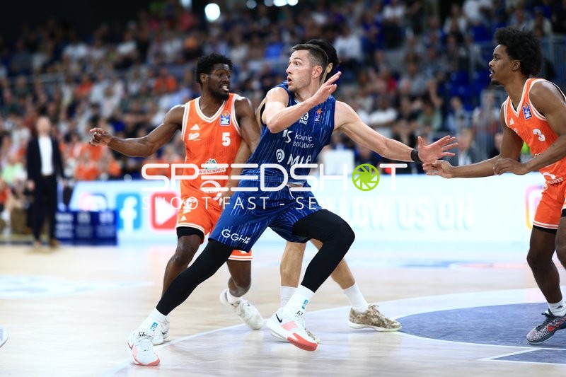 Verteidigung von TJ Bamba (5; Rasta Vechta) gegen Ryan Mikesell (33; MLP Academics Heidelberg)
