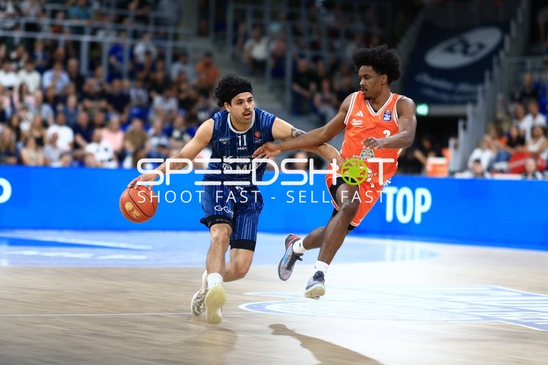Dribbling von Erol Ersek (11; MLP Academics Heidelberg)