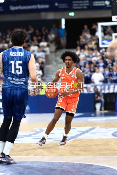 Dribbling von Marcel Keßen (15; MLP Academics Heidelberg)