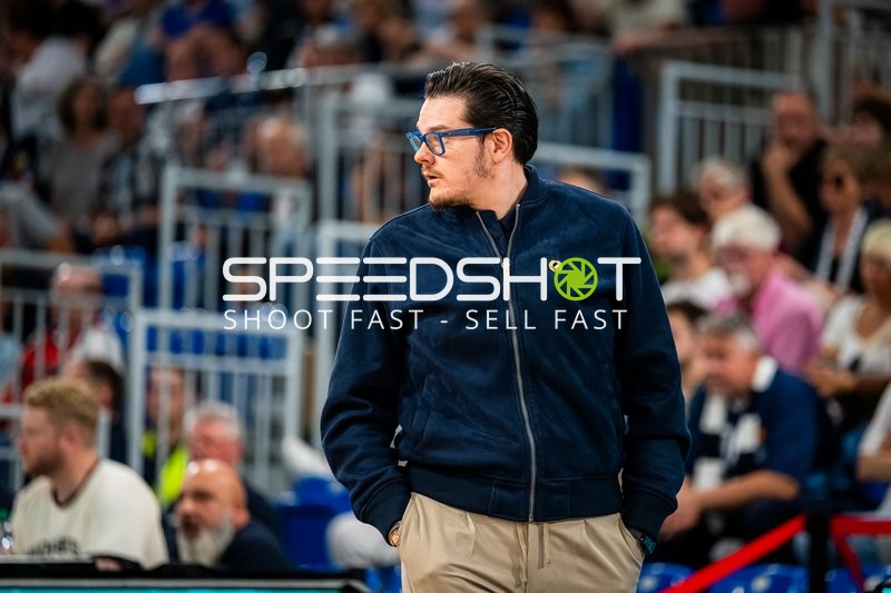 Cheftrainer Carlo Finetti (999; MLP Academics Heidelberg) fokussiert