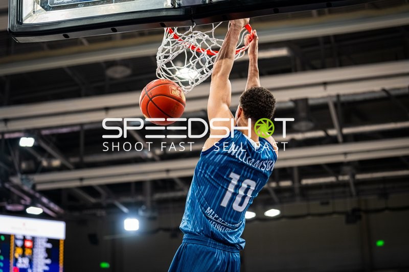 Dunk von Samuell Williamson (10; MLP Academics Heidelberg)