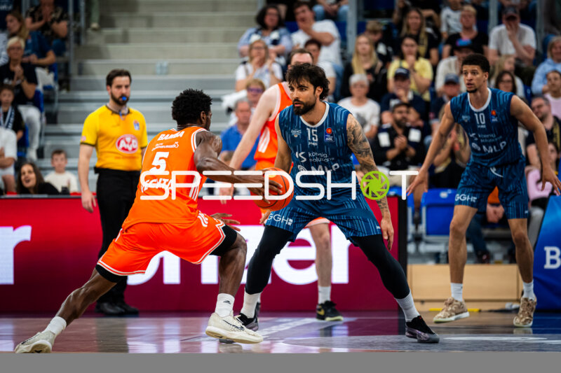 Saisonfinale BBL: Samuell Williamson (10; MLP Academics Heidelberg) gegen TJ Bamba (5; Rasta Vechta)