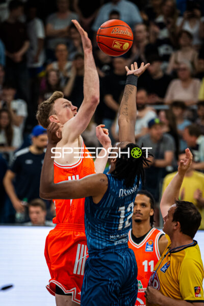 Saisonfinale BBL: Alonzo Verge Jr. (11; Rasta Vechta) gegen Mateo Seric (21; MLP Academics Heidelberg)