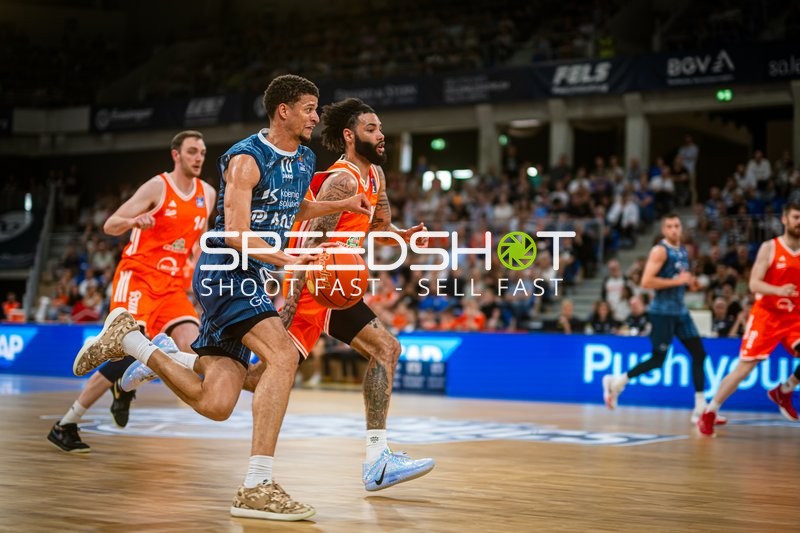 Samuell Williamson gegen Verteidiger