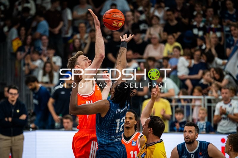 Saisonfinale BBL: Lars Thiemann (21; Rasta Vechta) gegen Erol Ersek (11; MLP Academics Heidelberg) und Paul Zipser (9; MLP Academics Heidelberg)