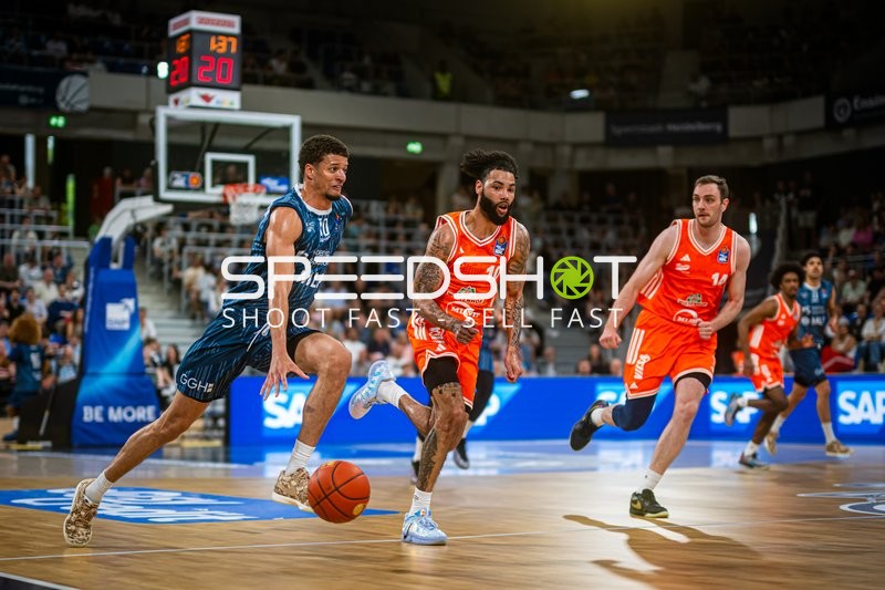 Saisonfinale BBL: Samuell Williamson (10; MLP Academics Heidelberg) gegen Tevin Brown (10; Rasta Vechta) und Philipp Herkenhoff (14; Rasta Vechta)