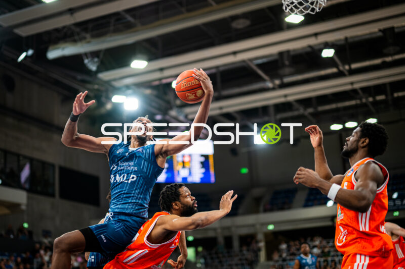 Saisonfinale BBL: Osun Osunniyi (12; MLP Academics Heidelberg) gegen TJ Bamba (5; Rasta Vechta)
