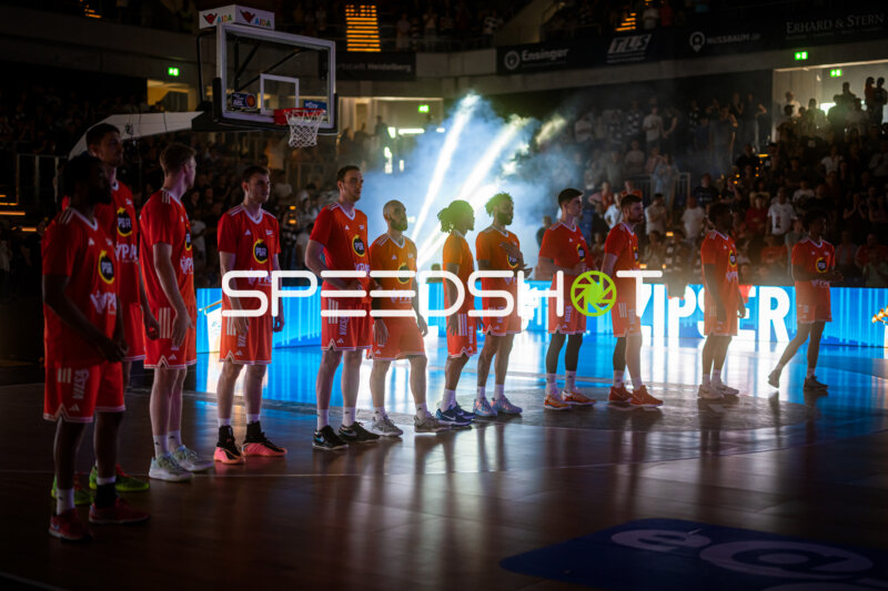 Saisonfinale BBL: Philipp Herkenhoff (14; Rasta Vechta), Linus Trettin (15; Rasta Vechta) und Luc van Slooten (6; Rasta Vechta) in Aufstellung
