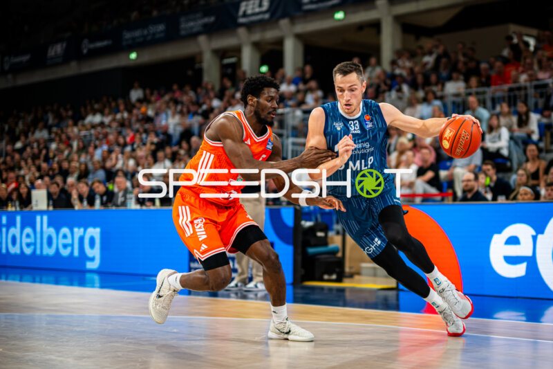 Saisonfinale BBL: Ryan Mikesell (33; MLP Academics Heidelberg) gegen TJ Bamba (5; Rasta Vechta)
