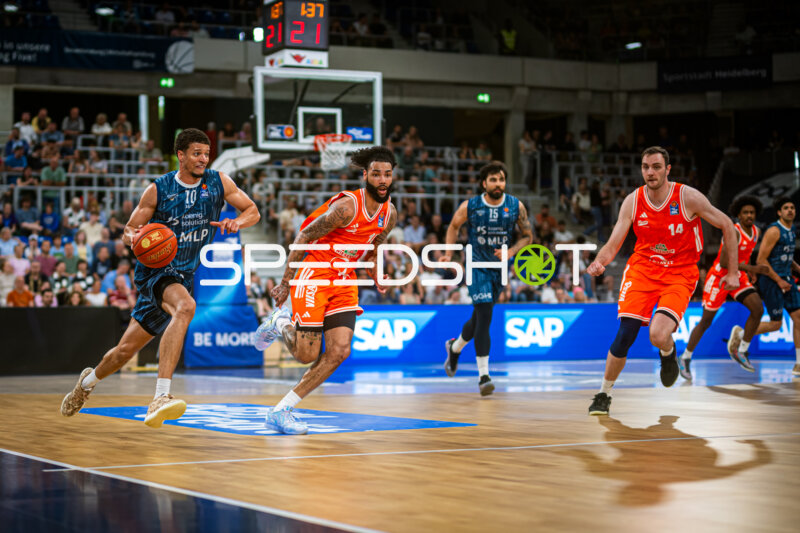 Saisonfinale BBL: Samuell Williamson (10; MLP Academics Heidelberg) mit Ball