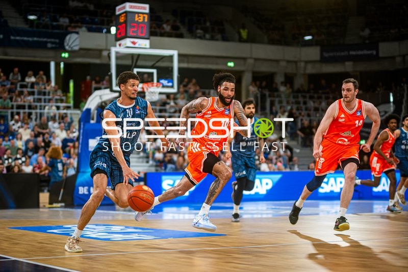 Saisonfinale BBL: Samuell Williamson (10; MLP Academics Heidelberg) gegen Tevin Brown (10; Rasta Vechta) und Philipp Herkenhoff (14; Rasta Vechta)