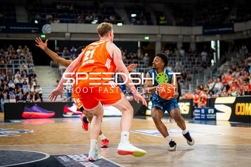 Dribbling von Eric Reed Jr. (43; MLP Academics Heidelberg) gegen Lars Thiemann (21; Rasta Vechta)
