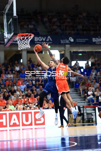 Korbleger von Ryan Mikesell (33; MLP Academics Heidelberg) gegen Tevin Brown (10; Rasta Vechta)