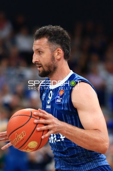 Paul Zipser mit Ball