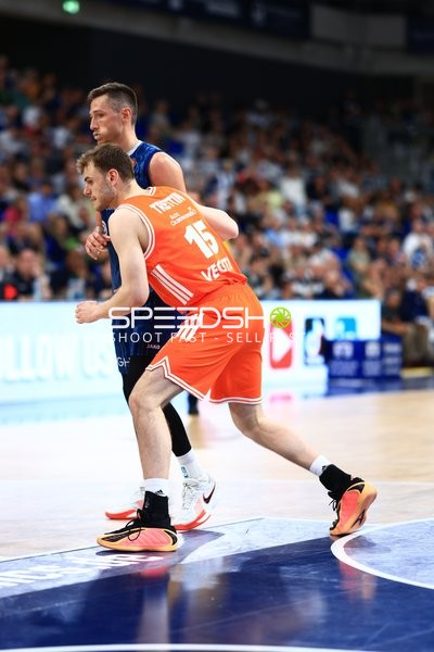 Duell zwischen Ryan Mikesell (33; MLP Academics Heidelberg) und Linus Trettin (15; Rasta Vechta)