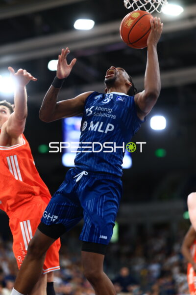 Dunk von Michael Weathers (20; MLP Academics Heidelberg) gegen Dominik Dolic (8; Rasta Vechta)