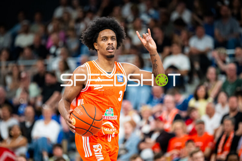 Spieler 3; Rasta Vechta mit Ball