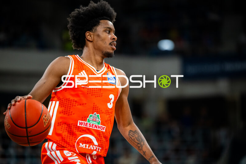 Spieler 3; Rasta Vechta mit Ball