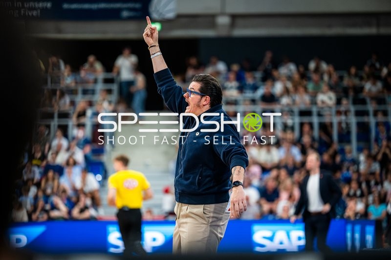 Cheftrainer Carlo Finetti (999; MLP Academics Heidelberg) zeigt klare Anweisung
