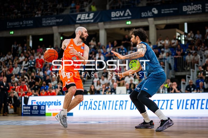 Dribbling von Tommy Kuhse (12; Rasta Vechta) gegen Marcel Keßen (15; MLP Academics Heidelberg)