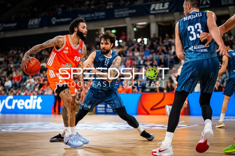 Saisonfinale BBL: Tevin Brown (10; Rasta Vechta) gegen Marcel Keßen (15; MLP Academics Heidelberg)